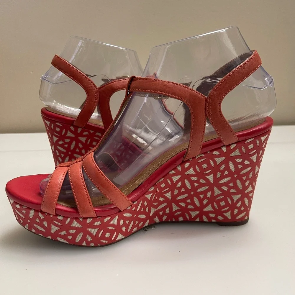 Clarks Wedge Sandals Size 7.5 Amelia Castle Coral Artisan Leather Platform Heels